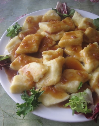 Kopytka z sosem pieczeniowym z cebulką