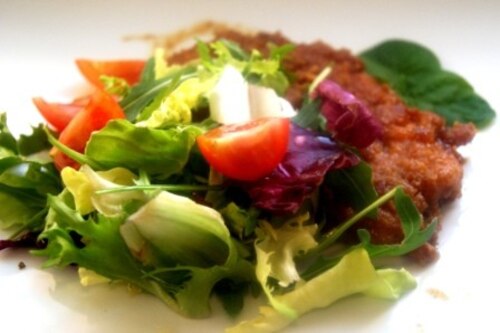Kotleciki z piersi kurczaka  i kolorowe sałaty 