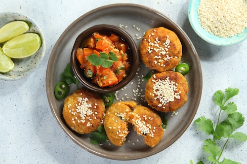 Przepis na Kotleciki z batatów z sosem pomidorowo-sojowym Kotleciki z batatów z sosem pomidorowo-sojowym