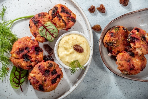 Kotleciki z kaszy jaglanej z burakiem w sosie czosnkowym