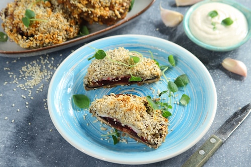 Kotlet z portobello z burakiem i serem kozim