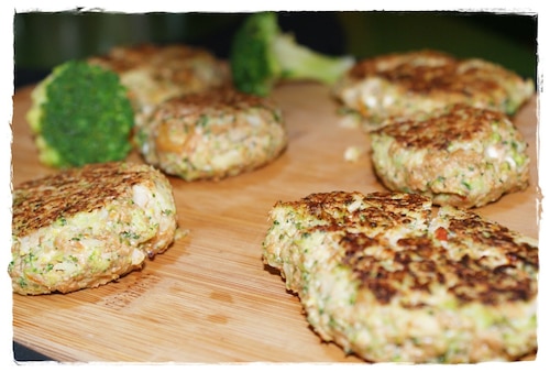 Kotlety brokułowe z fetą i pesto