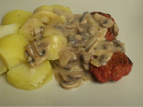 Kotlety mielone w sosie pieczarkowo-śmietanowym