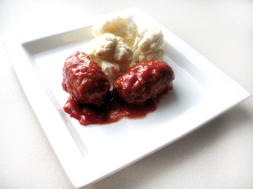 Kotlety mielone z serem zapiekane w sosie pomidorowym