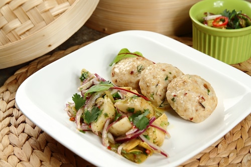 Kotlety mielone gotowane na parze z sałatką z karczochów marynowanych