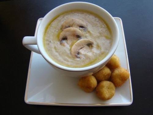 Krem pieczarkowy z nutką trufli i kulkami z brukselki