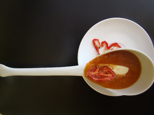 Krem z bakłażana z czerwonymi chipsami i łezką mascarpone