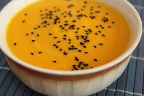 Krem z marchewki z curry i czarnuszką