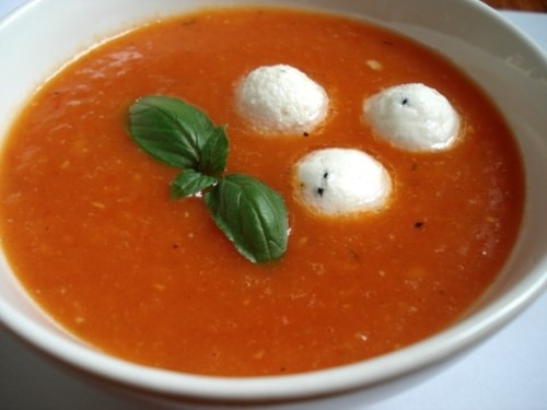 Krem z pieczonych pomidorów i papryki, z kulkami koziego sera