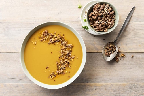 Kremowa zupa warzywna z kruszonką orzechową