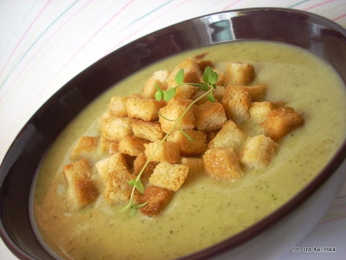 Kremowa zupa z cukinii z grzankami 