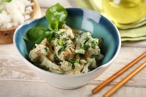 Kremowe brokuły z kalafiorem, czosnkiem i ziołami  