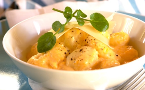 Przepis na Kremowe gnocchi z szałwią i orzechami Kremowe gnocchi z szałwią i orzechami