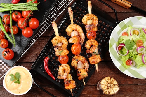 Krewetki na trawie cytrynowej z grillowanym czosnkiem 