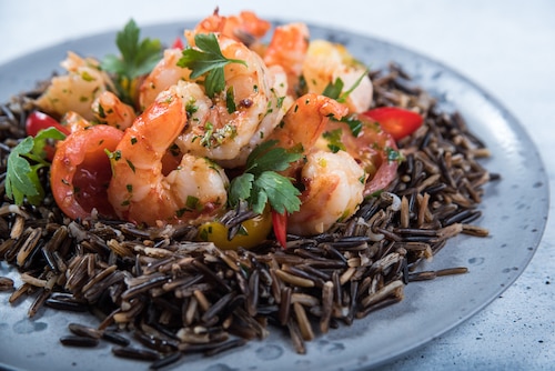 Krewetki z pomidorami i dzikim ryżem 