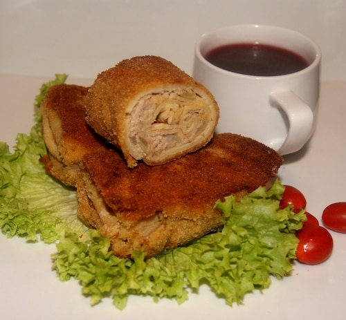 Krokiety z mięsem i gorący kubek