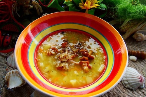 Krupniczek z smażonymi kurkami