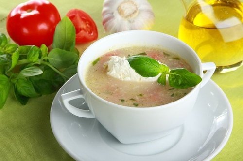 Żurek z pomidorami i bazylią