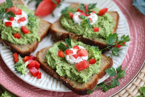 Kanapeczki z brokułowym pesto z orzechami nerkowca i pietruszką 