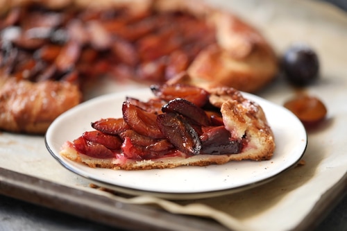 Przepis na Galette - rustykalna tarta ze śliwkami i cynamonem Galette - rustykalna tarta ze śliwkami i cynamonem