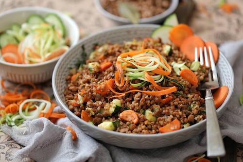 Wegańskie kaszotto z roślinnym "mięsem", cukinią i marchewką