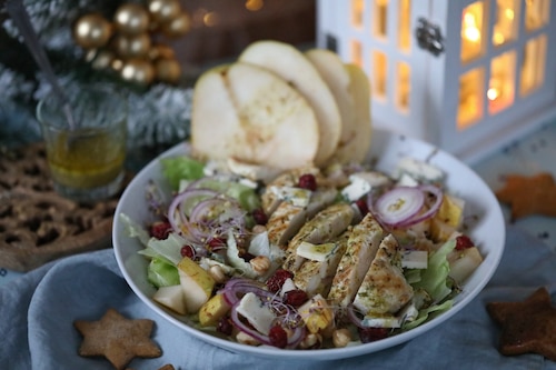 Sałatka z grillowanym kurczakiem, gruszką, serem i sosem miodowo musztardowym 