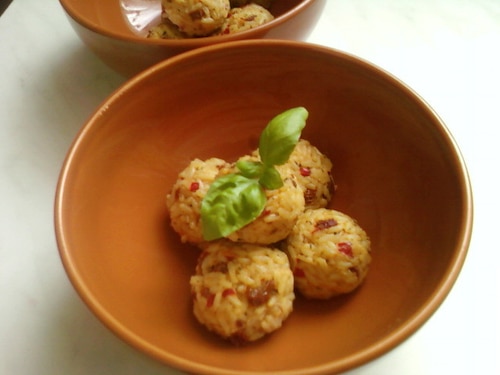 Przepis na Kuleczki ryżowe z mozzarellą i suszonymi pomidorami Kuleczki ryżowe z mozzarellą i suszonymi pomidorami