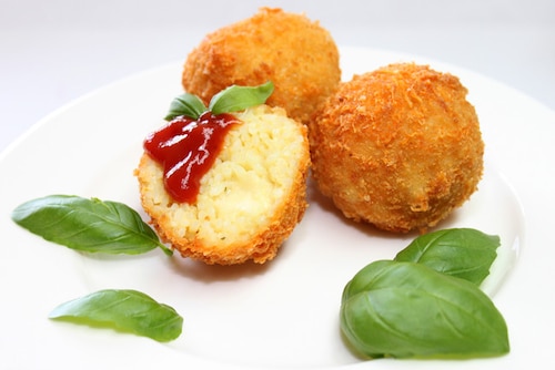 Przepis na Kulki ryżowe z mozzarellą Kulki ryżowe z mozzarellą