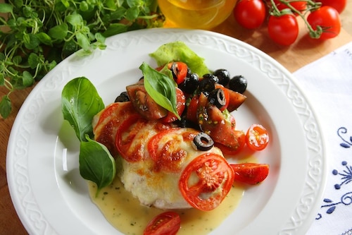 Przepis na Kurczak "caprese" z mozzarellą i pomidorami Kurczak "caprese" z mozzarellą i pomidorami