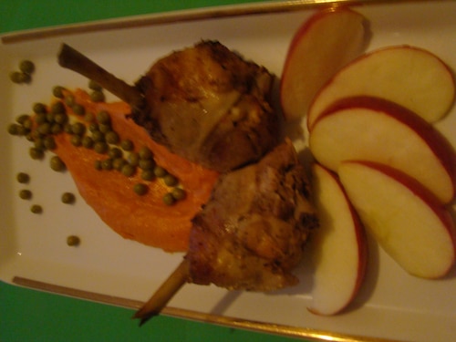 Przepis na Kurczak w akompaniamencie jabłek z czerwonym puree Kurczak w akompaniamencie jabłek z czerwonym puree