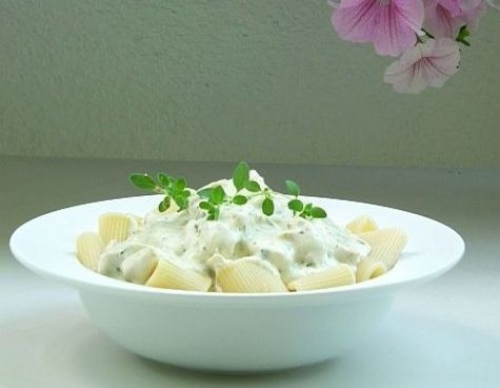 Przepis na Kurczak w sosie czosnkowo ziołowym na makaronie Kurczak w sosie czosnkowo ziołowym na makaronie