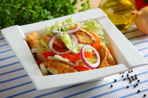 Kurczak w sosie czosnkowym z sałatą 