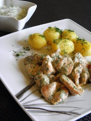 Przepis na Kurczak w sosie śmietanowym z dodatkiem cebuli i koperku Kurczak w sosie śmietanowym z dodatkiem cebuli i koperku