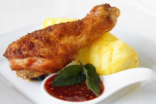 Kurczak z grillowanym ananasem i sosem malinowym