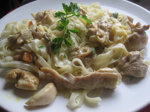 Przepis na Kurczak z makaronem ryżowym, sosem jogurtowym i pietruszką Kurczak z makaronem ryżowym, sosem jogurtowym i pietruszką