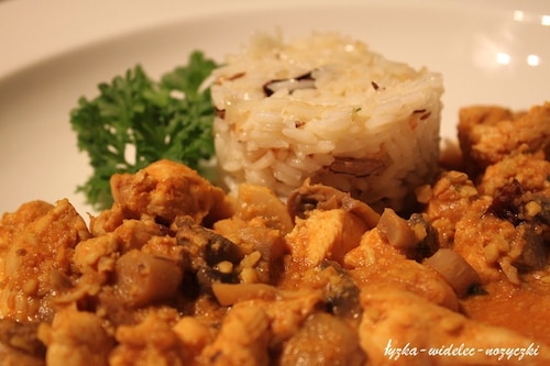 Kurczak z orzechami nerkowca i ryżem Pilau