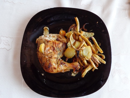 KURCZAK Z ROZMARYNEM I WARZYWAMI