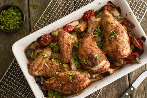 Kurczak z rożna z harissą na bakłażanie