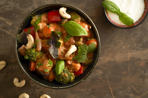 Kurczak z warzywami w czerwonym curry po tajsku