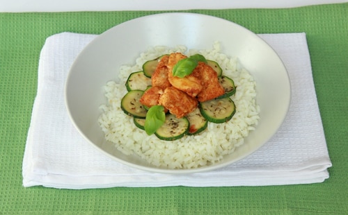 Kurczak złocisty z ryżem i cukinią