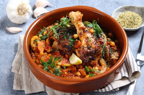 Kurczak cytrynowo-czosnkowy duszony na cieciorce i pomidorach