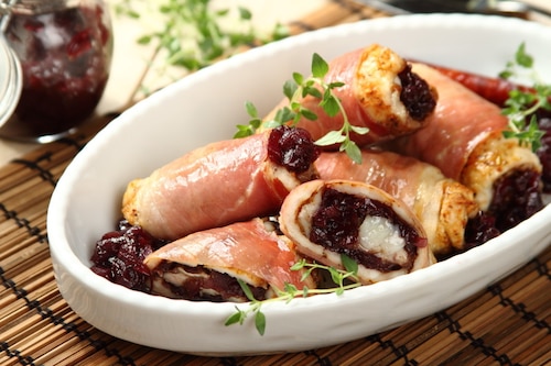 Kurczak z kozim serem i karmelizowaną czerwoną cebulą