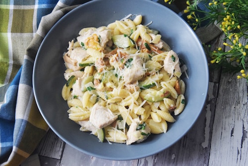 Makaron z kurczakiem, cukinią i kurkami w sosie kurkowym