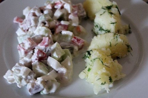 Letnia sałatka śledziowa z sezonowymi warzywami