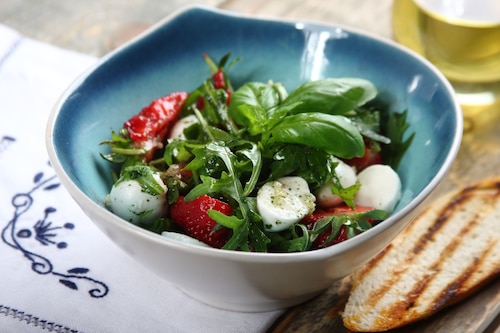 Sałatka z truskawkami i mozzarellą