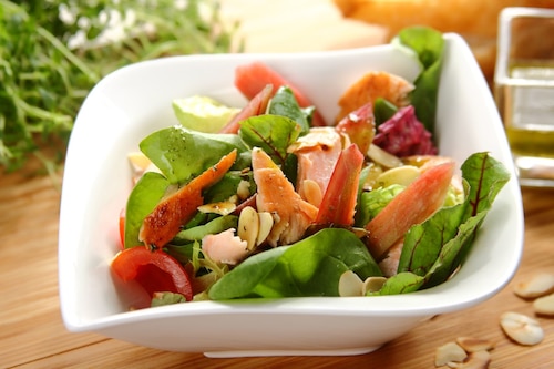 Letnia sałatka z wędzonym łososiem i rabarbarem