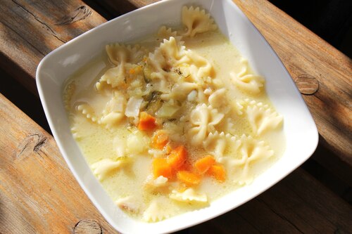 Letnia zupa ogórkowa