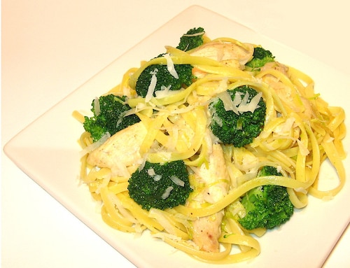 Linguine z kurczakiem i parmezanem na zielono