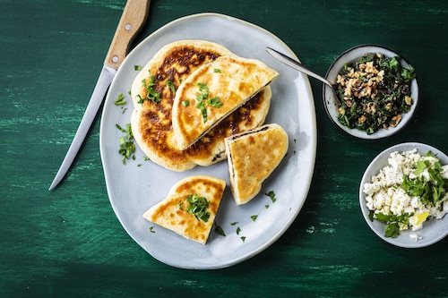 Przepis na Lobiani – gruziński chlebek z fasolką i szpinakiem Lobiani – gruziński chlebek z fasolką i szpinakiem