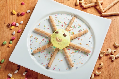 Przepis na Lody ananasowe z rurkami waflowymi "Słoneczko" Lody ananasowe z rurkami waflowymi "Słoneczko"